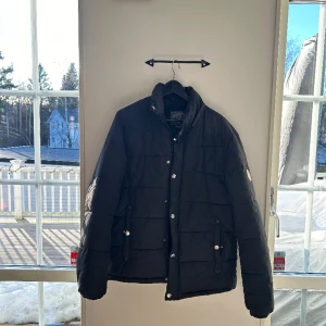 Dunjacka jack & jones - Knappt använd dunjacka från jack & jones