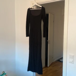 Glittrig klänning  - Inköpt på gina för 499, använd en kväll. Som ny