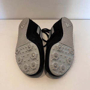 Adidas spikskor  - Spikskor från adidas i storlek UK 3. Väldig fina spikar, nästan helt oanvända!  Köparen står för frakten!💗 