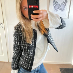 Blazer/Kofta💖 - Säljer denna jätte fina blazer. Den går att använda både som en tunnare vår jacka men även en kofta. Trekvartsärmad! 💖 skriv om ni har några frågor eller vill ha med bilder. Liten i storleken 🤍🤍