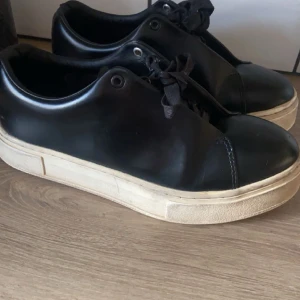 Svarta eytys - Säljer mina eytys som ja inte använder då dom är för stora. Bra skick💗 Köpta förra året, strl 40. Nypris 2100. Dustbag och ett par vita skosnören medföljer☺️ öppen för prisförslag💗köpare står för frakt