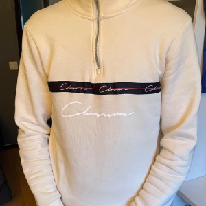 Beige tröja med tryck  - Säljer en beige tröja i storlek S. Den är lite missfärgad på insidan därav priset. 