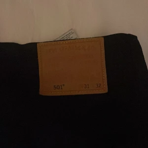 Levis 501 - Bra skick, 7/10. Använda men inte som synns! Bra passform och bra färg 🤛🏽 