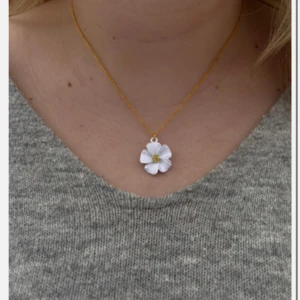 Golden hibiscus - 35kr/st, Nickelfritt, finns flera i lager 😊 kolla gärna in min instragram ”ebnorth” där jag främst sköter försäljningen💗 