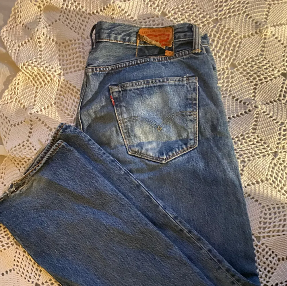 Säljer dessa 501, det är defekter på lappen annars är de bara lite urtvättade. W: 34 och L: 30. Jeans & Byxor.