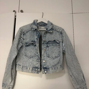 Jeansjacka - Kort jeansjacka från Gina Tricot, storlek XS. Säljs för 75kr. 