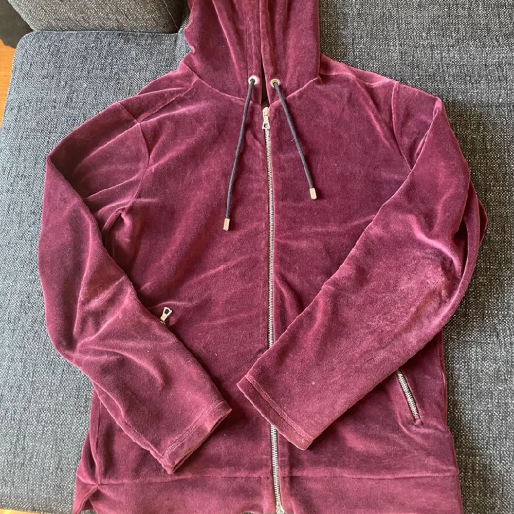 Jättesnygg zip hoodie från limitato, väl omhändertagen och skicket är 9/10. Den är köpt på NK för 4700kr. Hoodies.
