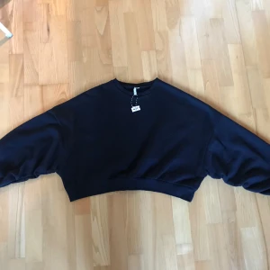 Svart tröja  - Mjuk skön svart tröja från NLY TREND storlek M . Kort modell.