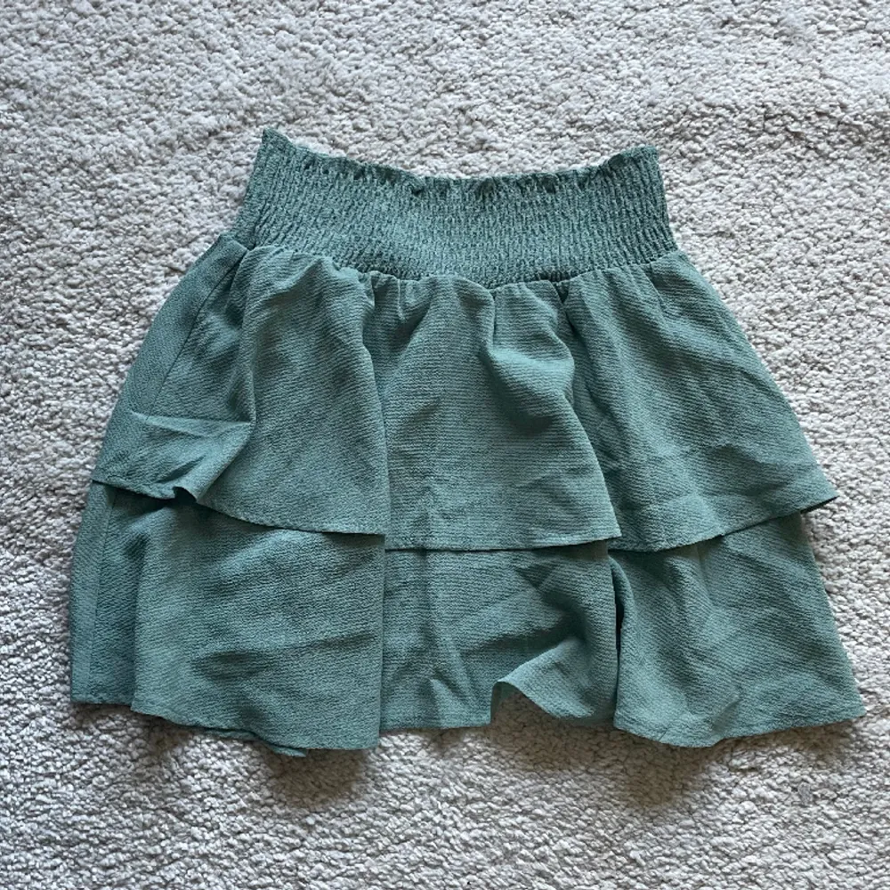 Supersöt kjol från ONLY🩷 storlek 36! Men passar även större och mindre då midjan är stretchig. Använd fåtal gånger och är i väldigt fint skick🩷. Kjolar.