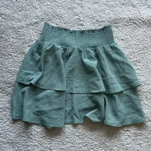 Supersöt kjol från ONLY🩷 storlek 36! Men passar även större och mindre då midjan är stretchig. Använd fåtal gånger och är i väldigt fint skick🩷