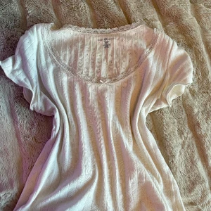 Brandy Melville topp - Säljer den här brandy Melville toppen som har en jätte liten fläck på ena armen som knappt synd, visas på bild 2. Kontakta mig innan köp och använder mig helst av swish utanför appen då min BankID har strulat lite! Tar alltid bildbevis innan! 💗