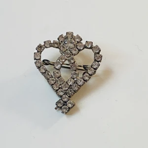 Brosch  - Vacker brosch med strass  Alla stenar på plats 