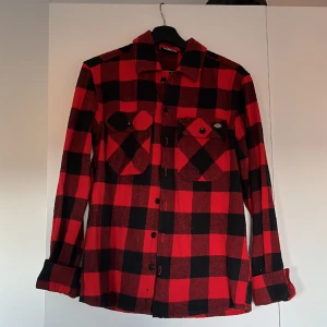 Flanellskjorta  - Flanellskjorta ifrån Dickies i stl xs. Knappt använd så den är iprincip i nyskick. Nypris 700kr säljer för 250kr eller bud.