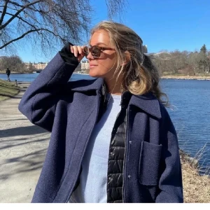 Marin blå kappa - Såå fin marin blå kappa från Nakd, perfekt nu till våren💓💓!!. Skriv för fler bilder🙌 Defekter: har lite nopror, men de är små och skulle inte säga att de stör så mycket.