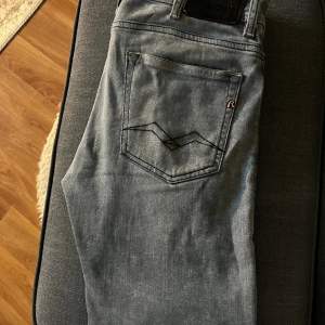 Säljer ett par schyssta replay Jeans i storlek 30/32! Hör av er vid funderingar. Priset ej hugget i sten!😊