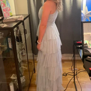 balklänning med volanger - Säljer nu min fina ljusblå balklänning från min bal💙 klänningen är mer ljusblå i verkligheten, fråga om mer bilder💙💙använd en gång och är i fint skick!! 💙perfekt längd för mig (167 med klackar) köpt för 1069kr)) Pris kan diskuteras vid snabb affär!!!