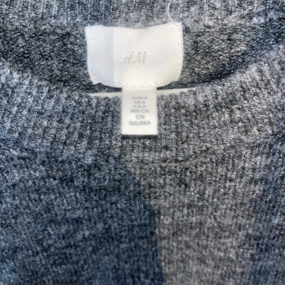 Grå stickad tröja från H&M, använd endast 1 gång men ångrar mitt köp. toppskick!, nypris 200kr. Tröjor & Koftor.