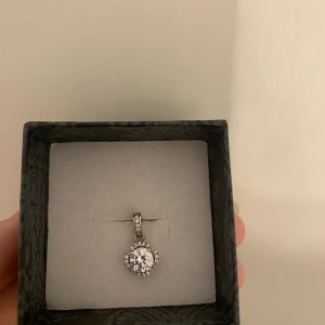 ÄKTA silver halsband - Säljer mitt silverhalsband som aldrig tidigare kommit till användning. Jag använder guld därför säljer jag detta halsband. 