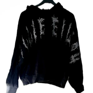 Billie Eilish hoodie Bershka - Glittrig Billie Eilish hoodie från Bershka, fint skick, säljer för 60kr! Köparn betalar frakten, kan även mötas i Hällefors eller Örebro. 