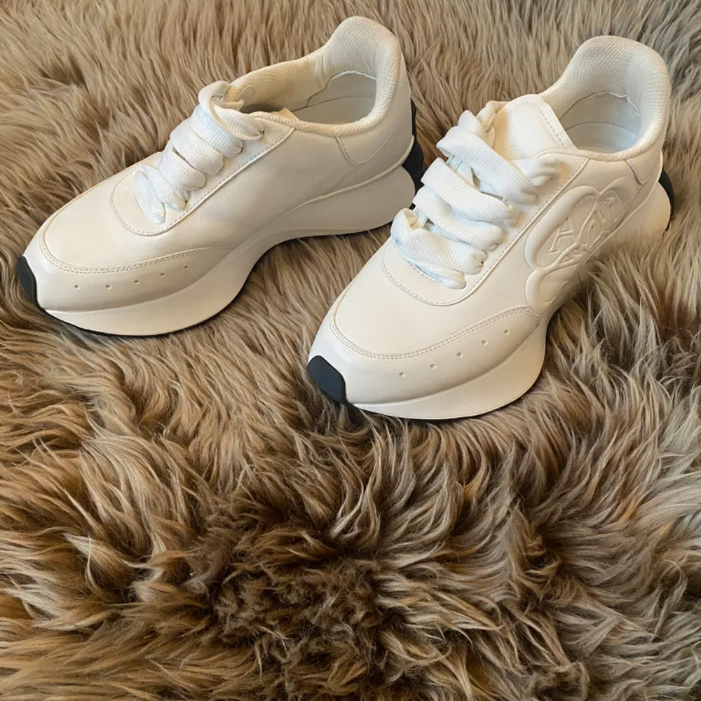 Alexander McQueen's Sprint sneakers are built with a platform midsole, providing immense support and comfort even if you do sprint in them. This understated pair boasts a smooth leather upper and logo-printed heel tab, making for a versatile athleisu. Skor.