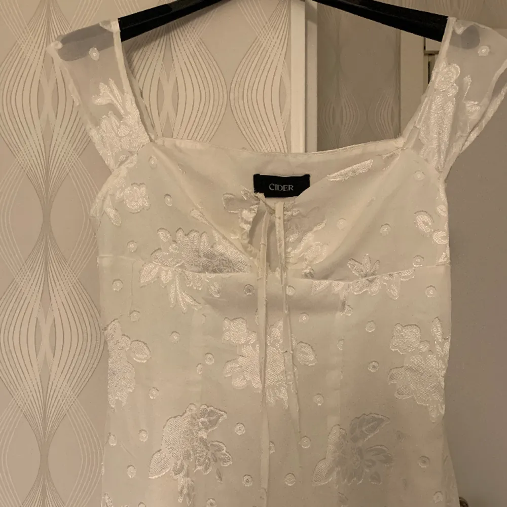Säljer denna vita klänningen från cider💗använt en gång och den är i jätte bra skick💗. Klänningar.