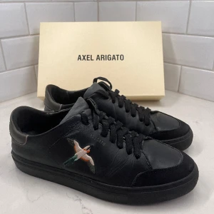 Axel Arigato Clean 90 bird - Ett par riktigt nice Arigatos Clean 90 bird. Dem är i bra skick och endast creasade! Nypris runt 2500 men finns ej att köpa längre. Pris är diskuterbart vid smidig affär😊ORGINAL BOX OCH BAG ingår!