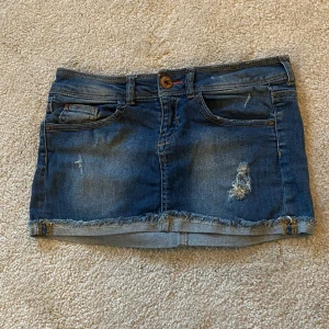 Lågmidjad jeanskjol - Jättefin lågmidjad jeanskjol som tyvärr inte kommer till användning❤️ strl s. 