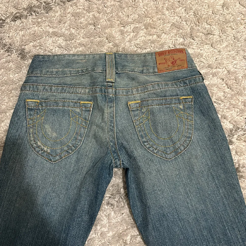 Säljer mina super lågmidjade true religion jeans!! Bootcut/utsvängda. Storlek 25, midja 35cm tvärs över. 85 i innerbenslängd. Kan skicka fler bilder vid behov💞💞KÖP DIRKEG FÖR 1200. Jeans & Byxor.