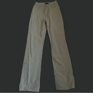 Jeans - Säljer mina raka beiga jeans ifrån prettylittlething. Finns inga defekter på, köparen står för frakten!