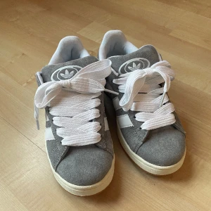 Campus 00 - Säljer mina campus 00 i storlek 36, passar även 36,5. Köpta för ett tag sen, säljer pga inte min stil och de var för små. De är impregnerade, medföljer svarta skosnören☺️. Har tyvärr inte kvitto kvar, därav de billigare priset💕 köparen står för frakt