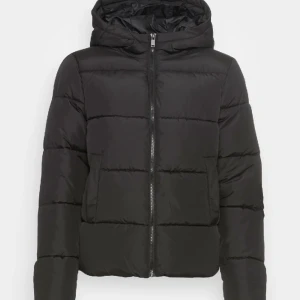 Vinter/vårjacka - Jackan är i gott skick, köptes i höstas och har används lite då och då. Nypris är 549kr på Nelly, skriv för fler bilder eller info 💓