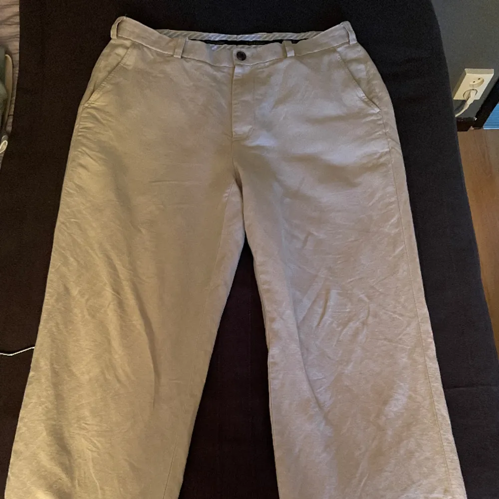 Säljer ett par beiga kostymbyxor från Brooks brothers i storlek waist 36 och length 34. De har inga defekter. . Jeans & Byxor.