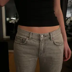Lågmidjade jeans som är för stora för mig, de är knappt använda