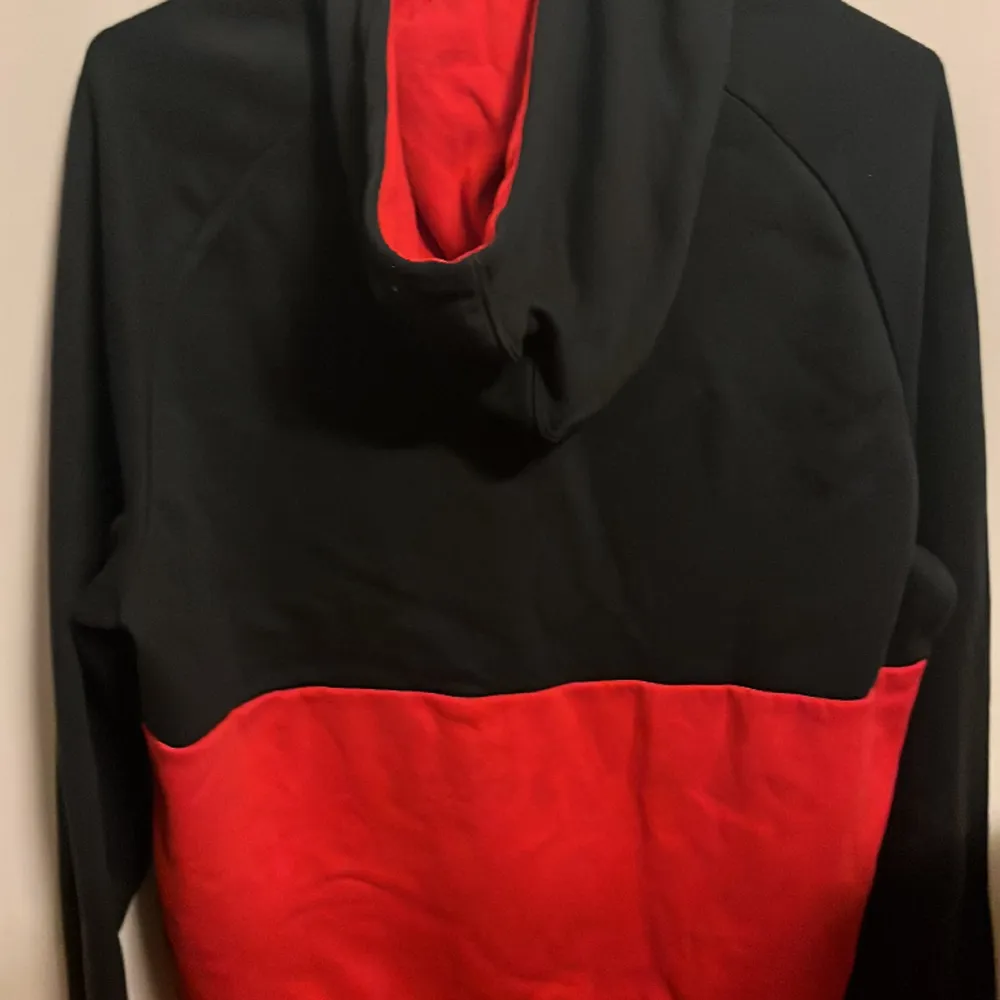 En helt ny Nike air hoodie i storlek medium för 339 kr med prislappen kvar på.   Skriv om det finns intresse 💬 . Hoodies.