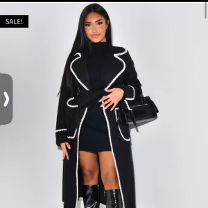 Svart kappa  - Säljer denna jackan då jag inte använder den knappt och tycker inte att jag passar jättebra i den. Därför säljer jag den till någon annan.  Jackan är använd 3 gånger bara och är som i nyskick.   Vid intresse skickas absolut egna bilder på jackan!   