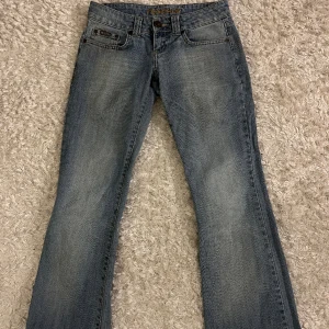 Lågmidjade utsvänga jeans - Färgen är mer ljusblå i rikigt ljus! Jättefina utsvänga! Innrebenslängd 73, passar på mig som är 165💓