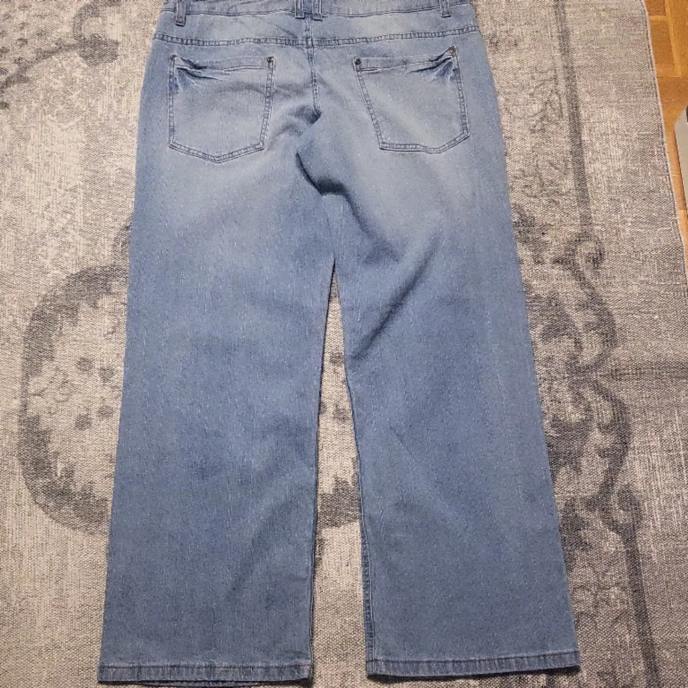 Ljusa jeans med låg midja och vida ben.  . Jeans & Byxor.