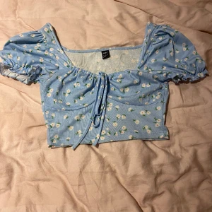 Topp - Blommig topp väldigt söt på 