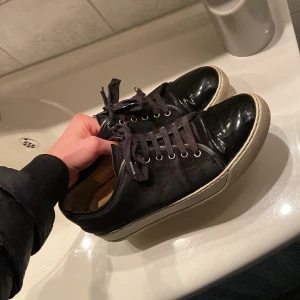 Lanvin Cap Toe svart storlek 41-42 - Tjena! Säljer just nu mina Lanvins i färgen svart med glansig cap toe. Skorna är i vädligt bra skick o tvättade efter varje användning, inga repor på skorna finns. Tveka inte på höra av er vid eventuella frågor! Inget og eller kvitto medföljer