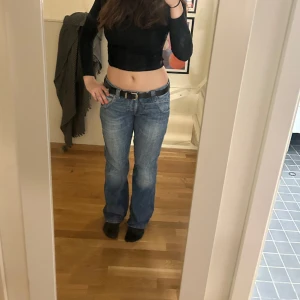 Baggy jeans - Säljer jeansen då de är för stora för mig, men de funkar om man har skärp till. Svårt att avgöra storleken då det beror på hur man vill att de ska sitta men de är nog typ L. De passar i längden, jag är 175❤️