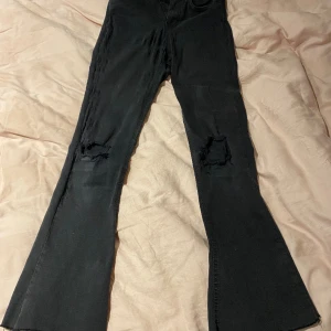 Jeans med hål  - Jeans med hål från Gina tricot i fint skick