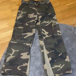 RawBlue camo - Riktigt feta camo byxor, sitter riktigt bra Inga flaws förutom lite heel bite  Sydde ut dom så att dom passade bättre Kom privat om du har fler frågar, priset är inte fast!!