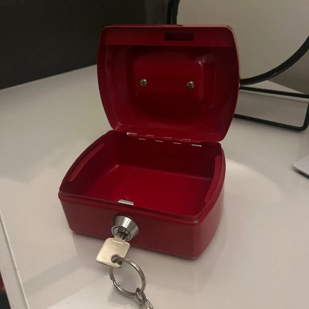 Jätte fint rött smyckeskrin med lås och nyckel som inte kommer till användning av mig.❤️ . Övrigt.