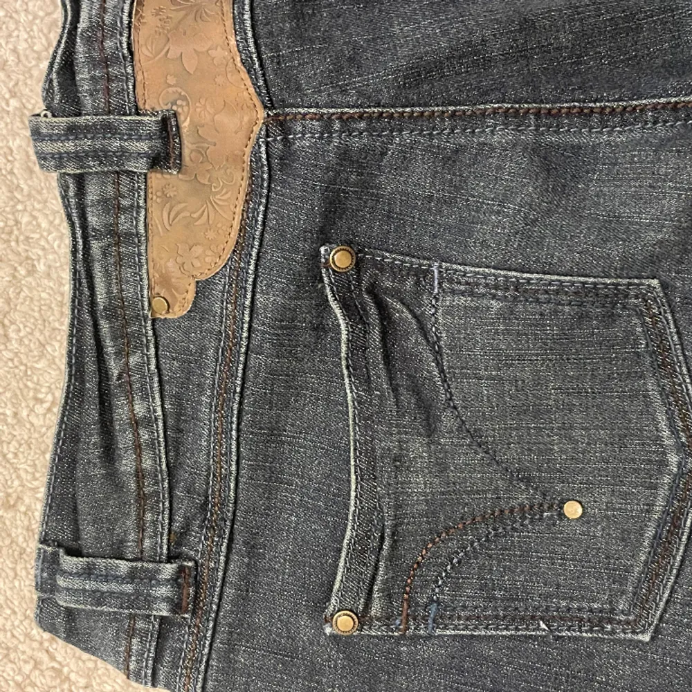 Lågmidjade jeans med unika detaljer!! 37/38 cm i midjemått o 83 cm innerbenslängd💕💕 det är min kompis som är 164 på bilderna . Jeans & Byxor.