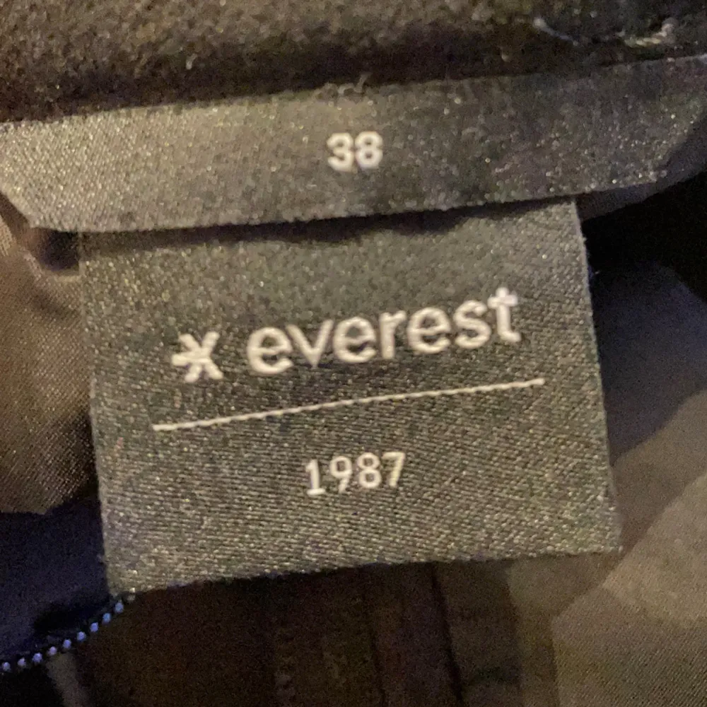 Everest W Skidbyxor strl 38/small  Svarta skidbyxor, justerbara i midjan. Vind- och vattentäta (5 000 mm) Heltejpade, vattentäta sömmar. I ypperligt skick, endast använda 1 ggr.  Rökfritt hem . Jeans & Byxor.