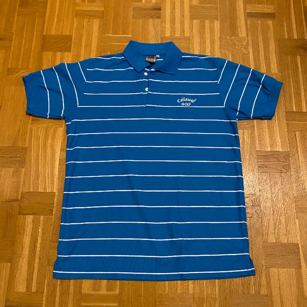 Callaway Golf Blå Pikétröja  Mycket bra skick och har knappt haft på den, 100% bomull. . T-shirts.