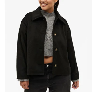 Monki kappa - Säljer min svarta kappa från monki. Köpt förra våren, använd men inget som syns, ser ut att vara i nyskick. Perfekt vårjacka