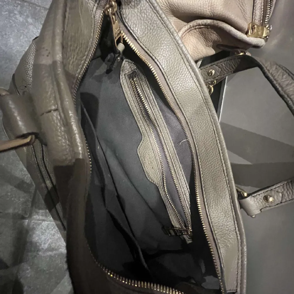 Vintage Louis Vuitton väska som är väl omhändertagen och har inga synliga defekter! Tyvärr inget äkhetsbevis och därav priset. Tveka inte på att ställa frågor eller söka fler bilder! Kan tyvärr inte använda köp nu då jag säljer åt en vän🥰. Väskor.