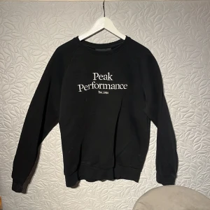 Peak performance crewneck - Storlek L Skick: 9/10 knappt använd  Nypris: 800kr