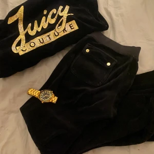 Juicy set - Juicy set med guld detaljer gammal design från 2000 talet. Går att styla hur som helst, går att köpa separat men helst tillsammans.